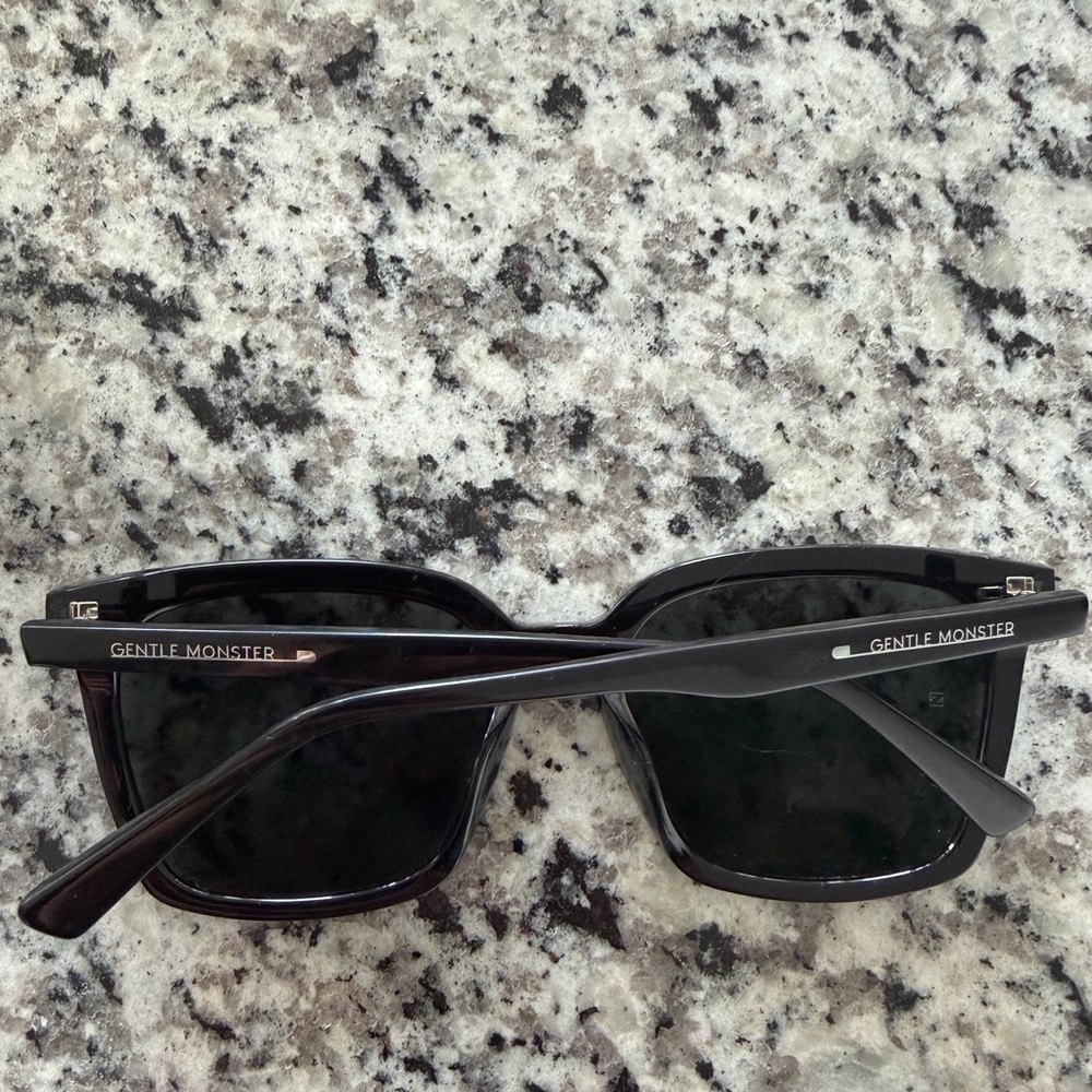 GENTLE MONSTER Black Square Sunglasses - Picture 5 of 6